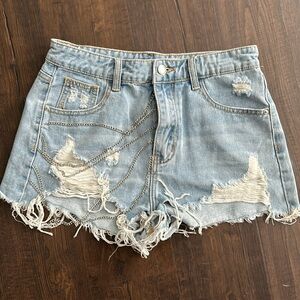 Shredded jeans short dangling chain. Never worn size 6.